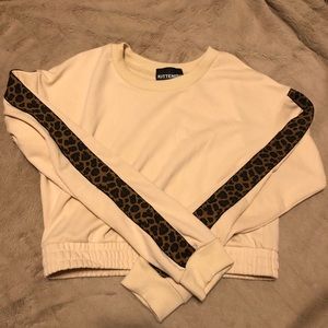 Kittenish cropped leopard sweatshirt
